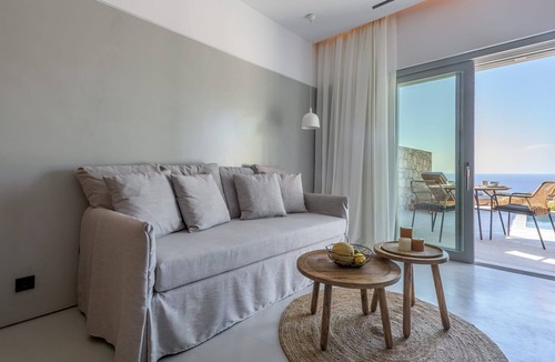 Milos Villa | Lavish Milos Suite | Apollo Heights Suite | Panoramic Views of Milos villages.