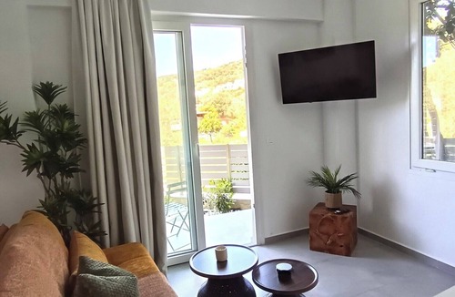 Monopari Apartment | Lemon Tree - Private Garden & View