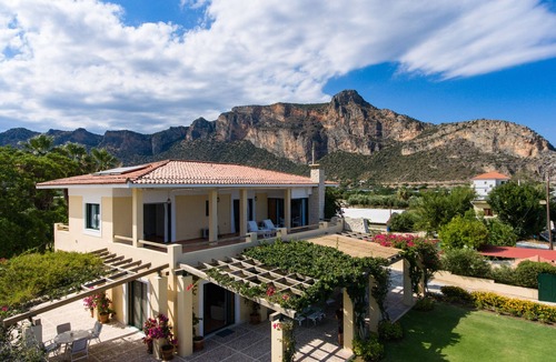 Leonidio Villa | Leonidio Beachfront Family Villa
