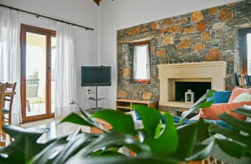 Makry Gialos Villa | Liakoto Villa with private pool and jacuzzi