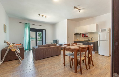 Nomikiana Apartment | Libyan Breeze — Apartment with Sea View, Private Pool, Garden & Wi-Fi