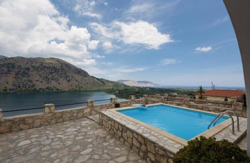 Kavallos Villa | Lindas Villa In Unrivalled position in Kournas - Amazing View