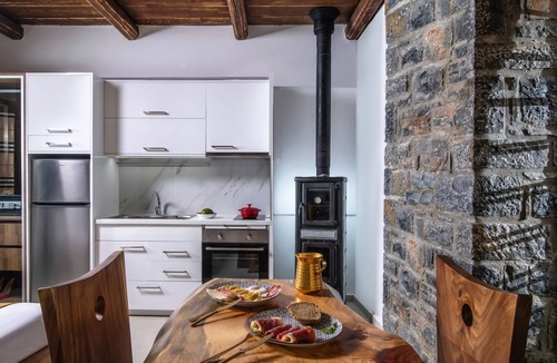 Vizari Apartment | Lotzetta Elena Suite with Hot Tub by Estia