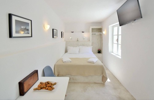 idhra House | Loukia's Apartments ( Garden Apartment )