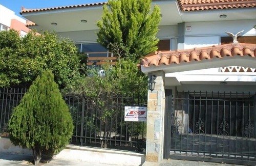 Saronida Apartment | Lovely 2-bed Apt with patio 5 mins to the Beach Family friendlyAptFenced garden