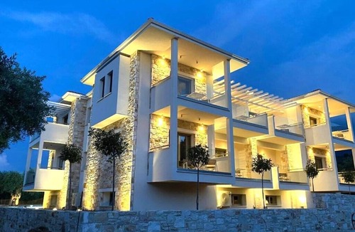 Kinyra House | Luminous luxury apartments