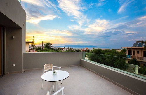 Platanias Town Villa | Lux Villa 200mt to beach★HEATED Pool/Hydromassage ★BBQ ★Walk to everything ★