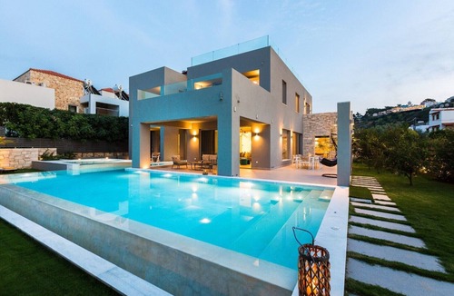 Platanias Town Villa | Lux Villa 200mt to beach★HEATED Pool/Hydromassage ★BBQ ★Walk to everything ★