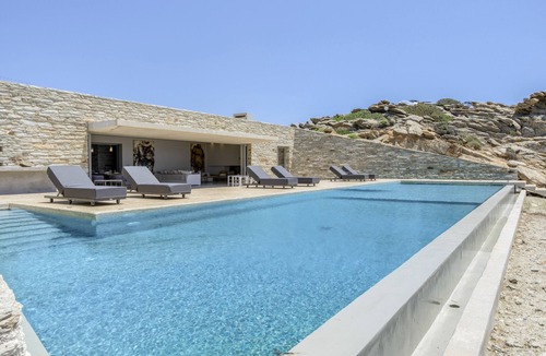 Ios Villa | Luxuriöse Höhlenvilla Aetos in Mylopotas, Ios, mit 4 großzügigen Schlafzimmern mit Bad