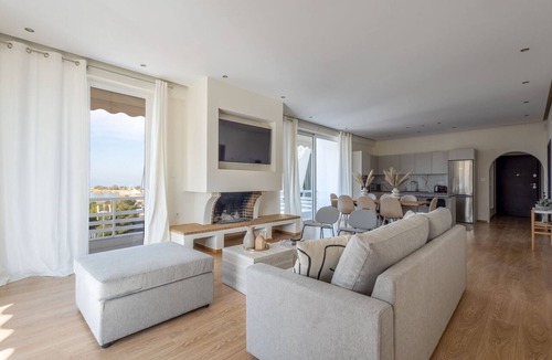 Glyfada Apartment | Luxurious 3-Bdrm Seaside Retreat in Glyfada | Fully Renovated