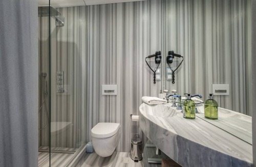 Myrina Apartment | Luxurious room in a Myrina townhouse - Sage Room