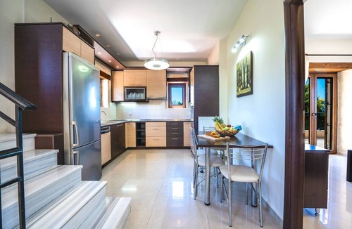 Asteri Villa | Luxurious two-storey house built in a farm