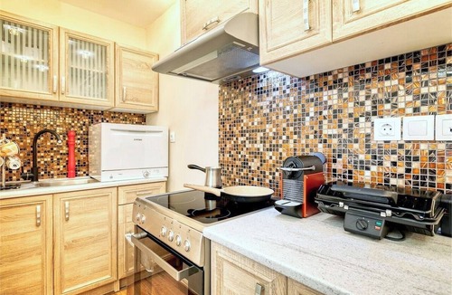 Neos Kosmos Apartment | Luxury 4-bed Thalia apartment near Onassis Stegi - sleeps 10, 3.5 baths