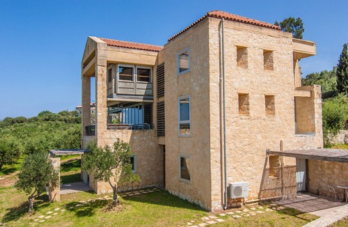 Kato Galatas Villa | Luxury self Catering Artistic Villa close to the Beach