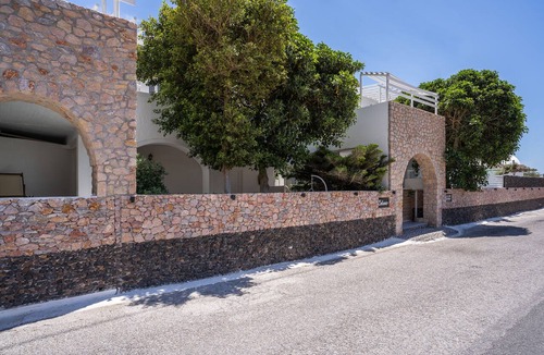 Perissa Apartment | Luxury Two Bedroom Apartment with hot tub - L&E