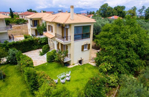 Diakofto Villa | Maison Fleurs
