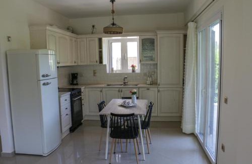 Diakofto House | Maison fleurs