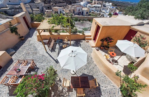 Finikia House | Maisonette in the traditional village of Finikia, 15min walk from Oia.