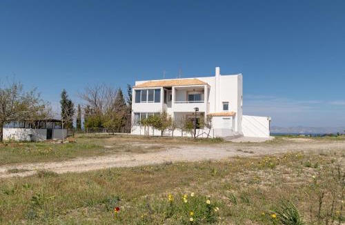 Iraklides Villa | Maria's Villa - Island Stay Near Beaches and Airport