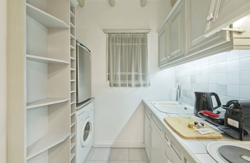 Ilisia Apartment | Mavili Square Cozy Apt AC & Kitchen, near Metro