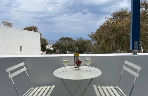 Kamari Apartment | Mayema Cycladic House with Black beach View