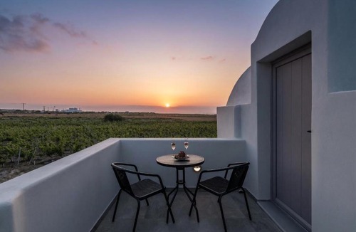 Kamari Villa | MelivOia - Sunset Jacuzzi Villas