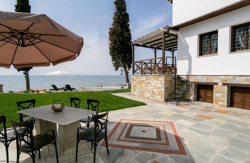 Koropi Apartment | Mermaid Beachfront Semi-Basement Apartment