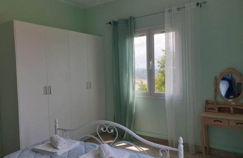 Peroulades House | Minty escape house