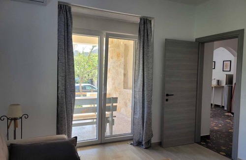 Chrisi Ammoudia Apartment | Modern apartment right on the beach