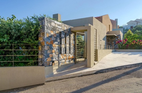 Kefalas Villa | Modern Villa with Private Pool & BBQ, 5km from the beach