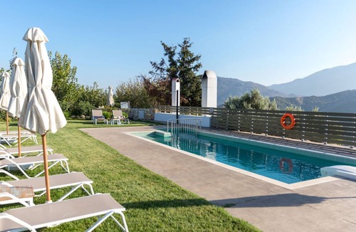 Thronos Bed & Breakfast | Mountain View Rooms for 19 people