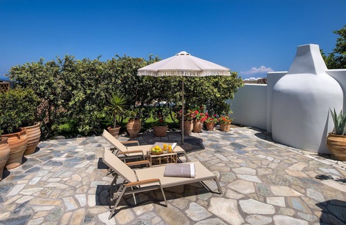 Kamari House | My Rental Homes - Villa Sorokos only 400 mt from the black pebble beach of Vourvoulos