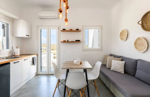 Xilokeratidi Apartment | Mykonos Marina's Maisonette Merchia
