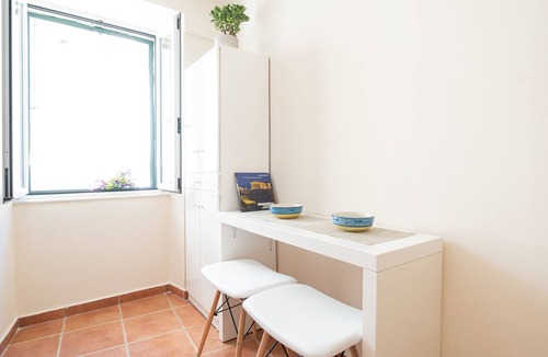 Old Town Apartment | Nadiona White Suite | Elegant Guilford Apartment | old Town center