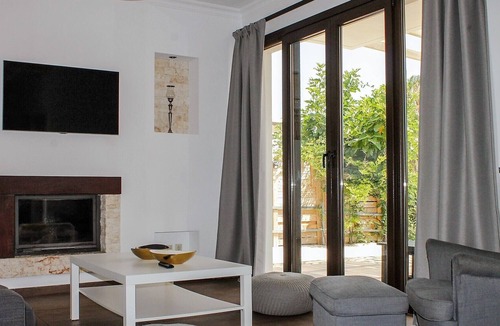 Peroulion House | Nature meets luxury at Antinioti View three-bedroom House .