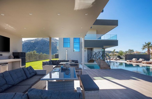 Georgioupolis Villa | Nature Retreat amidst Mountains & Lake