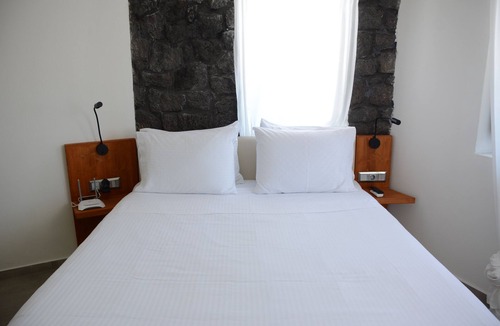Monolithos Hotel | Noir Santorini