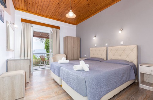 Perama Hotel | Oasis Hotel