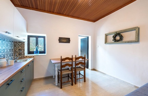 Sivota House | Old Manor House 2 Holiday Home with Sea View, Wi-Fi, and Air Conditioning