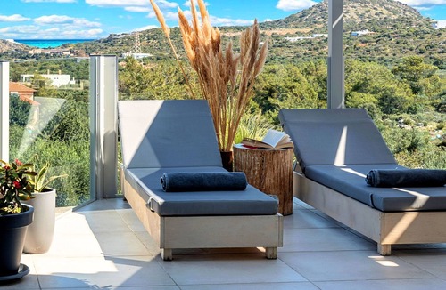 Vathi House | Olivengrüne Villa mit privatem beheiztem Pool by Interhome
