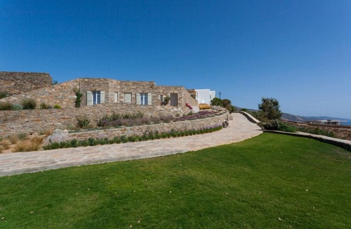 Ios Town House | On The Rocks - The Retreat - Serviced Studio
