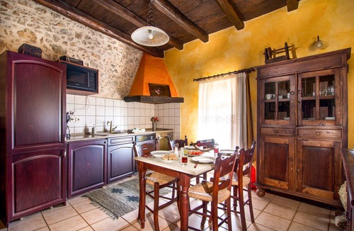 Samonas House | Orange villa Diktamos - 1 bedroom- courtyard -roof terrace - panoramic view