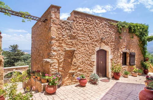 Samonas House | Orange villa Diktamos - 1 bedroom- courtyard -roof terrace - panoramic view