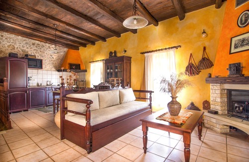 Samonas House | Orange villa Diktamos - 1 bedroom- courtyard -roof terrace - panoramic view