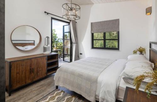 Perama House | Petra House - Renovated Stone Villa with Courtyard