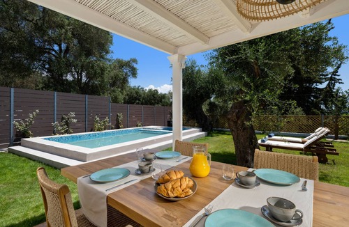 Petriti Villa | Playia Villa I is an Neoclassical villa built on the highest point of Petriti.