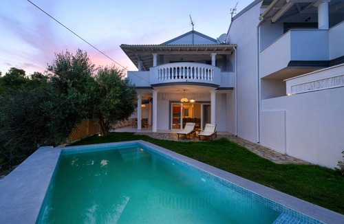 Petriti Villa | Playia Villa II is an Neoclassical villa built on the highest point of Petriti.