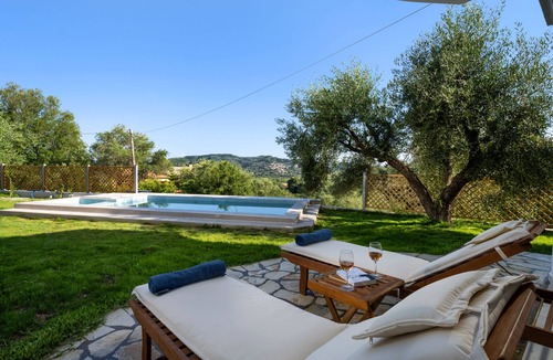 Petriti Villa | Playia Villa II is an Neoclassical villa built on the highest point of Petriti.
