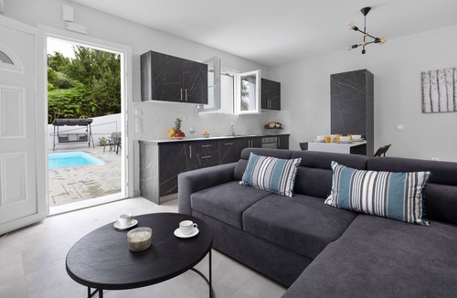 Kontokali Apartment | Private apartment with swimming pool just 1.2 klm from the beach!