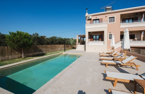 Galatas Villa | Private Heated pool★Close to the Beach★BBQ & Wifi